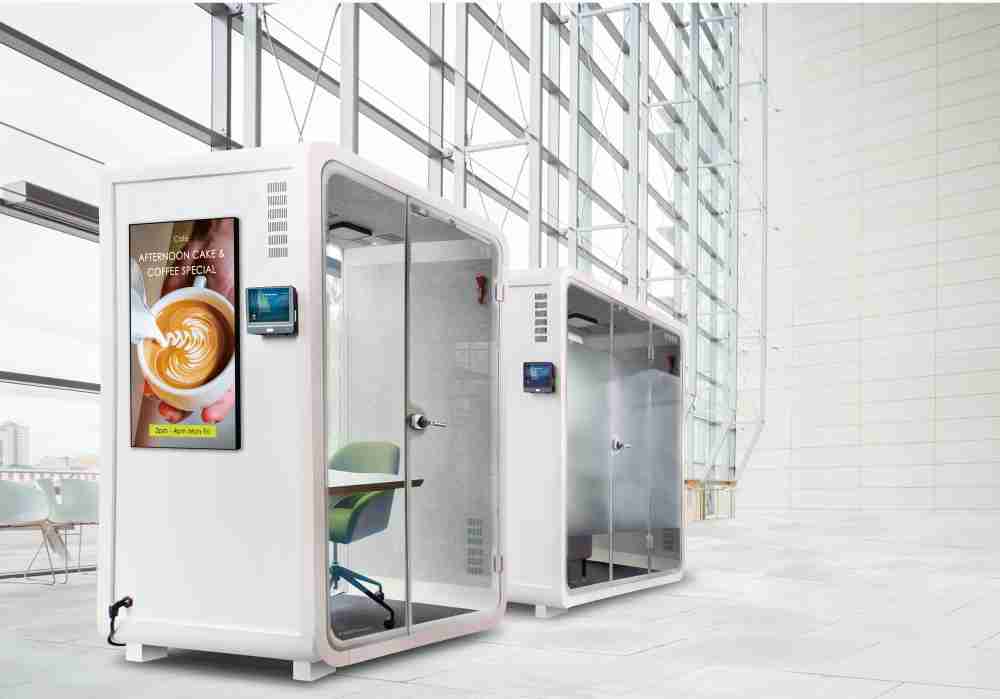 传奇国际子公司达擎之智慧行动办公舱，，，采用PDLC智能调光玻璃设计，，透过通电与断电的电流切换，，，，呈现透明与雾面效果，，，具节能降耗特性并兼顾隐私，，，，确保信息安全