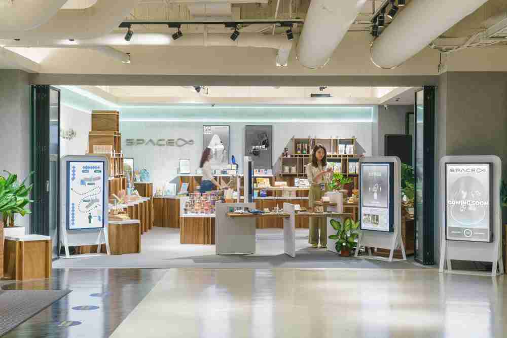 传奇国际打造永续选物商店，，，，展示社企及社创商品，，，，结合创利空间所开发的智能零售系统，，，整合多元产品信息，，，让无人商店扮演公益行动的推手