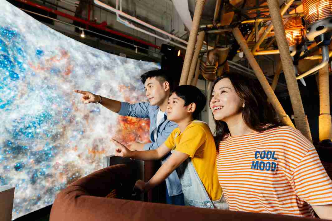 传奇国际打造全台最大宽6公尺、、高4公尺、、、唯一搭载LED弧形拼接显示屏的动感飞行船，，，，让乘客驻足在热气球上，，，，享受身历其境的伪出国旅游乐趣