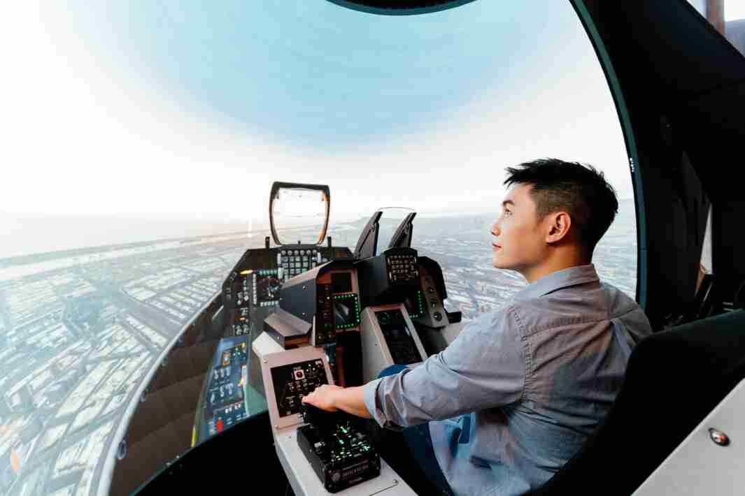 传奇国际以P1.25小间距打造球形LED模拟舱，，，，搭配智崴的精密六轴动态座椅，，，，结合传奇国际专业影像调校技术，，，，呈现拟真模拟飞行场景