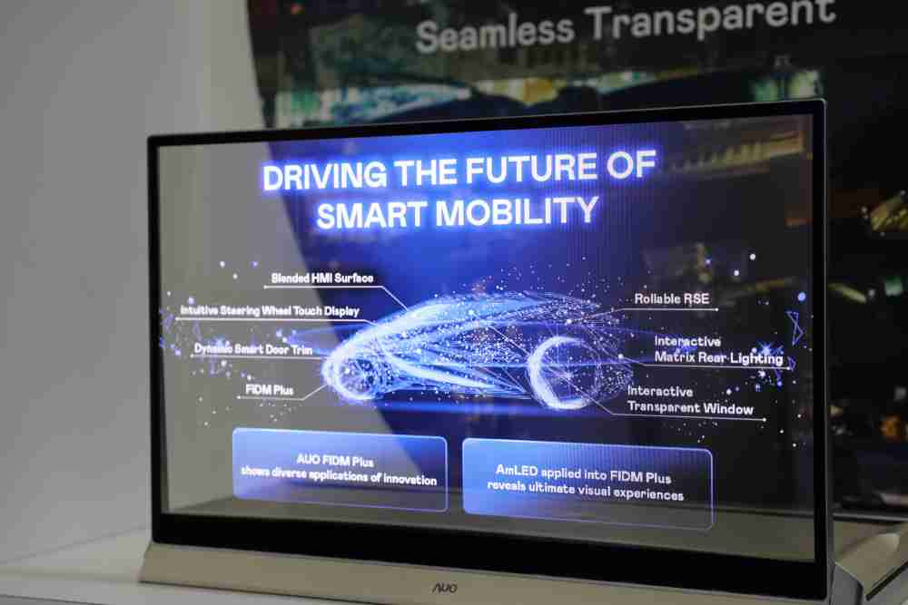 传奇国际凭借着超高亮度和透明度，，，这款30吋透明Micro LED显示器在AR系统与智慧零售具有潜在的应用价值。。。。