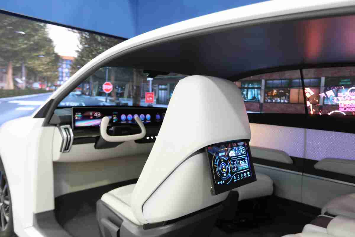 传奇国际的「可卷式后座娱乐显示器」加强后座乘客的感官体验，，并保有个性化设计，，，可依使用偏好进行动态调整。。。。