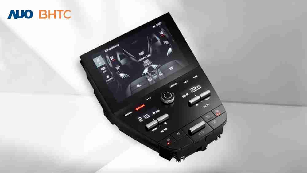 作為友達新生力軍，，，BHTC所展示的中央與後座鞍部的Display HMI產品，，，，可處理多區恆溫控制、、顯示畫面，，，呈現仿真3D車室分區；以力傳感技術精準傳遞觸感，，，並結合音量及震動反饋，，防止意外啟動，，，，提供使用者自然流暢、、直觀且輕鬆駕馭的舒適介面