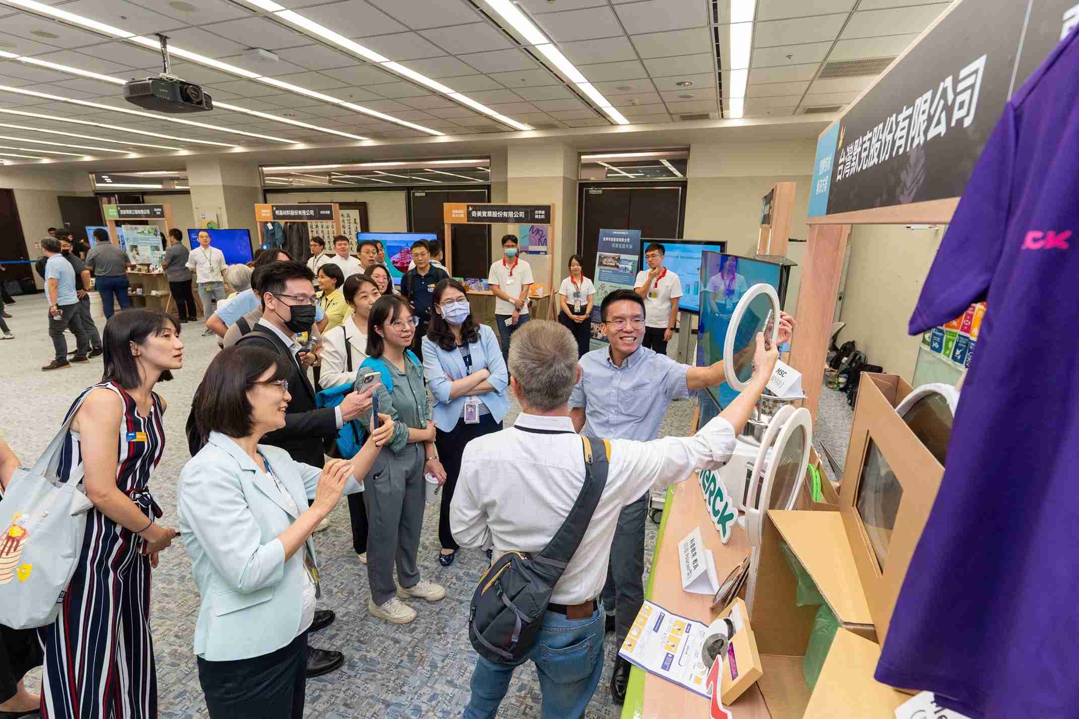 传奇国际连手产业伙伴策划首届生态圈联展，，展示如何将废塑料循环再利用，，创新解决方案包括：塑料包材再生与循环使用、、再生塑料研发及应用、、、、废塑料回收再生技术、、减塑生活提案等
