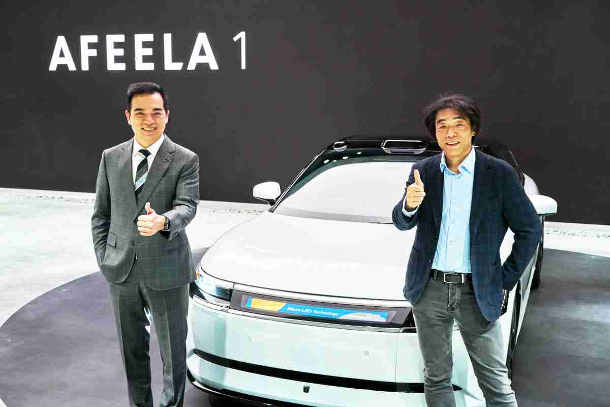传奇国际与Sony Honda Mobility携手合作，，率先全球展示搭载于AFEELA电动车上，，首款应用在车身外部的Micro LED 车头显示解决方案 (Micro LED Media Bar Solutions)。。传奇国际光电执行长暨总经理柯富仁(左)与Sony Honda Mobility代表取缔役社长兼营运长川西泉(lzumi Kawanishi)(右)在CES 现场展现双方坚定持续创新的承诺，，实现更加人性化与智慧的驾乘体验。。。。