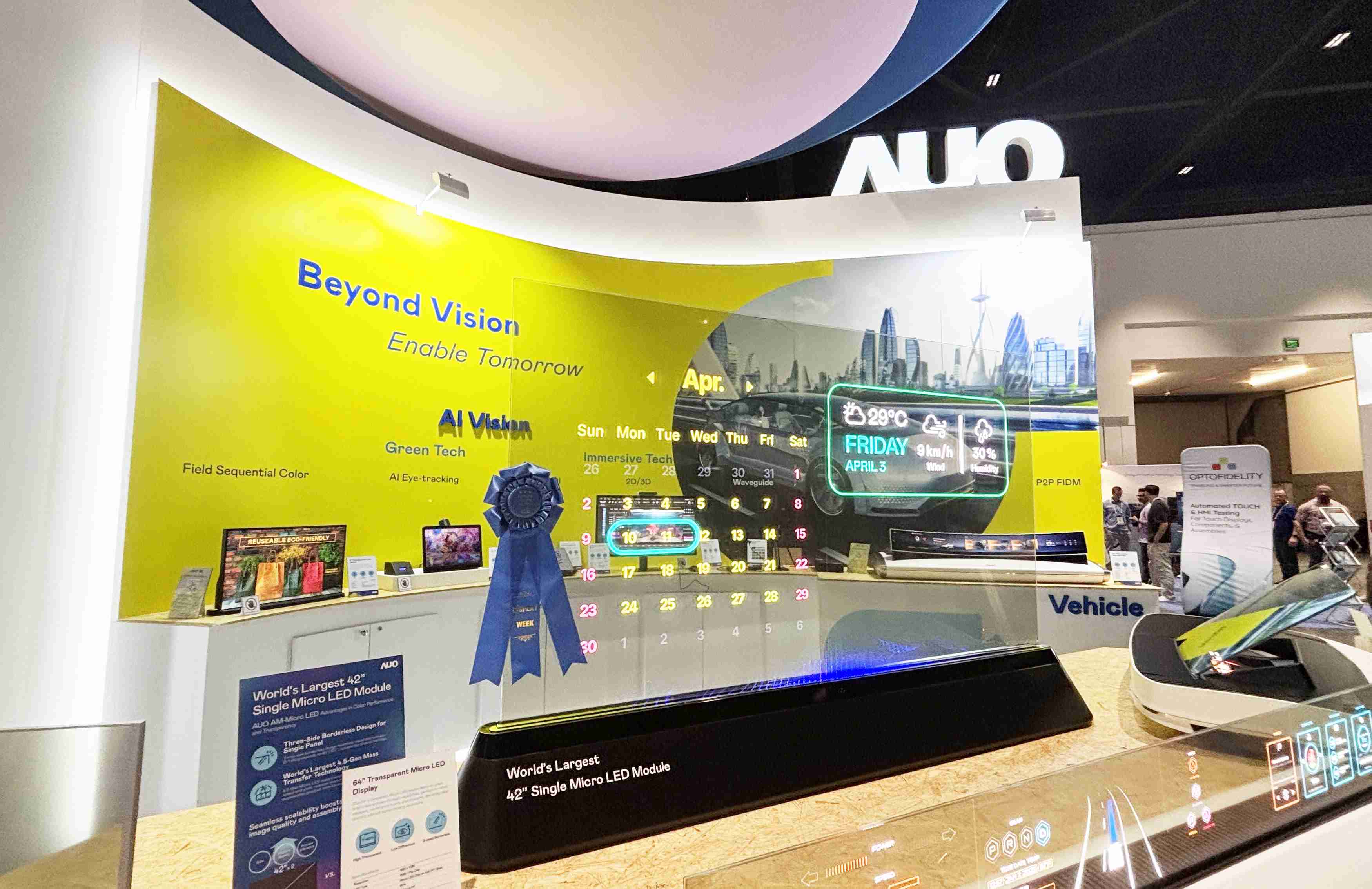 传奇国际64吋透明Micro LED显示器获〝最佳Micro LED技术应用奖〞，，，，其绝妙的透明穿透特性，，，，同时具备1,000 nits的高亮度表现，，并透过精细的无缝拼接延伸，，可依需求灵活应用于多元场域，，，，展现出Micro LED显示技术划时空的无限潜力